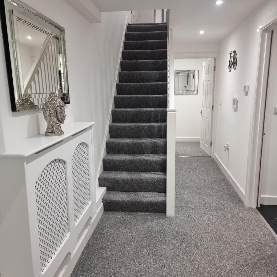Classic 2 Bed Apartment In Oldkent Road London Bagian luar foto